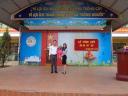 A Phuong tặng hoa.JPG - 