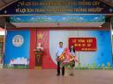 A Thi tặng hoa.JPG - 